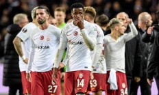 九游APP-足球比赛中高强度的对抗引起轰动