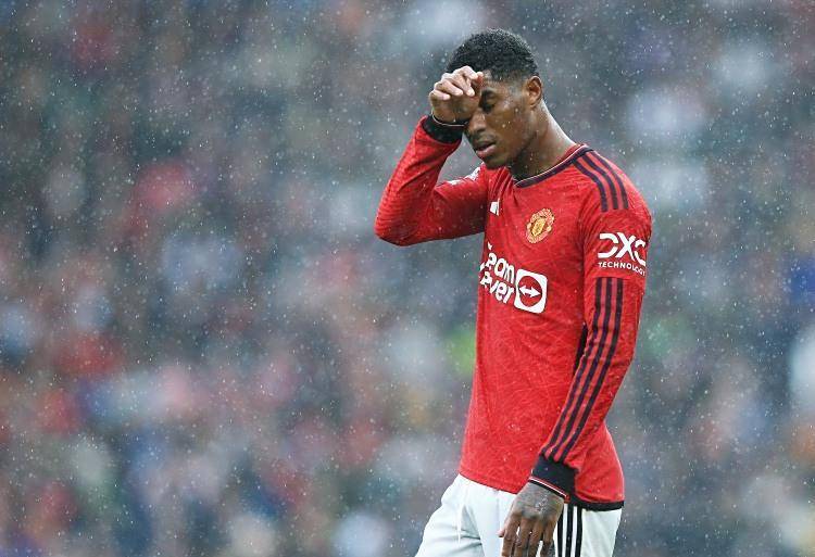 曼联球员状态下滑,球迷担忧战绩下滑 曼联球员状态下滑,球迷担忧战绩下滑