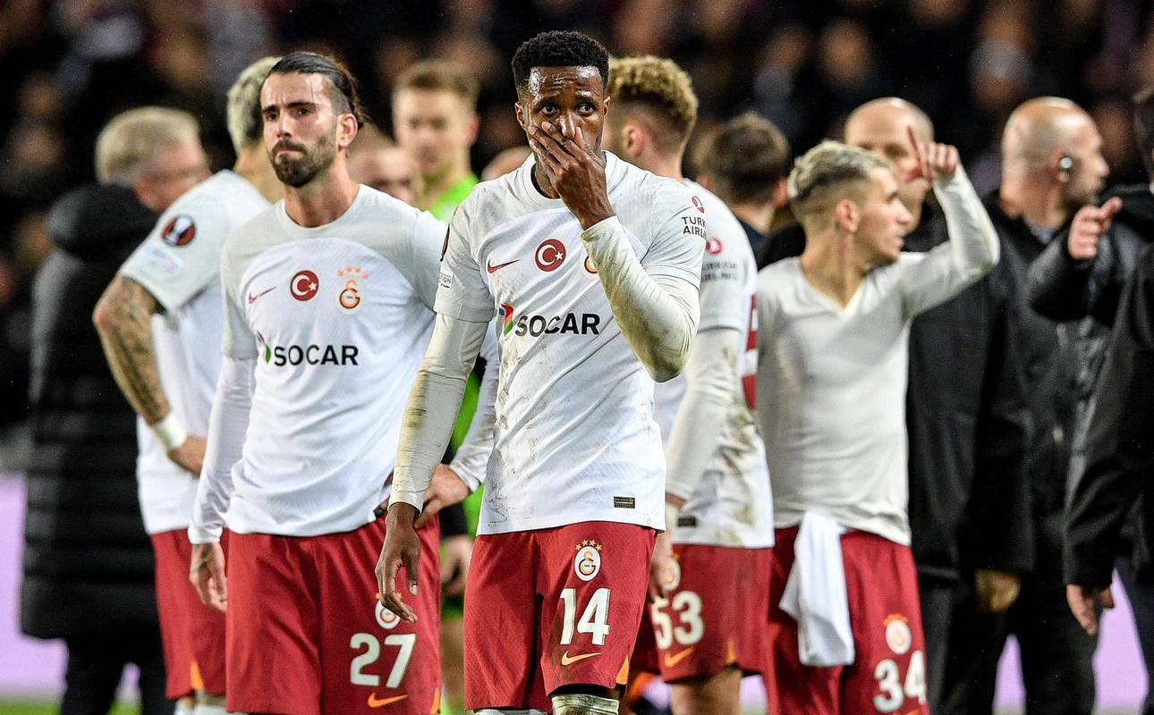 足球比赛中高强度的对抗引起轰动