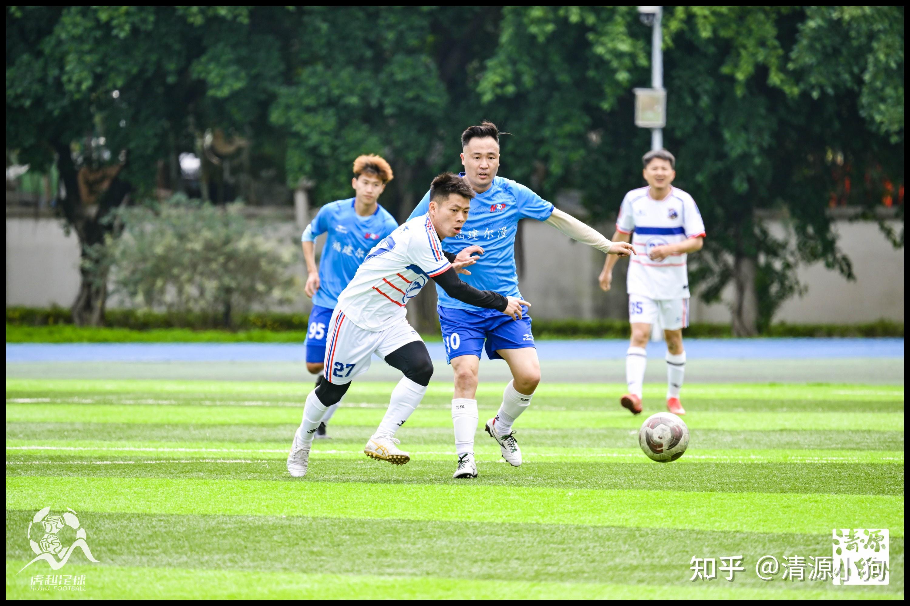 足球比赛中高强度的对抗引起轰动