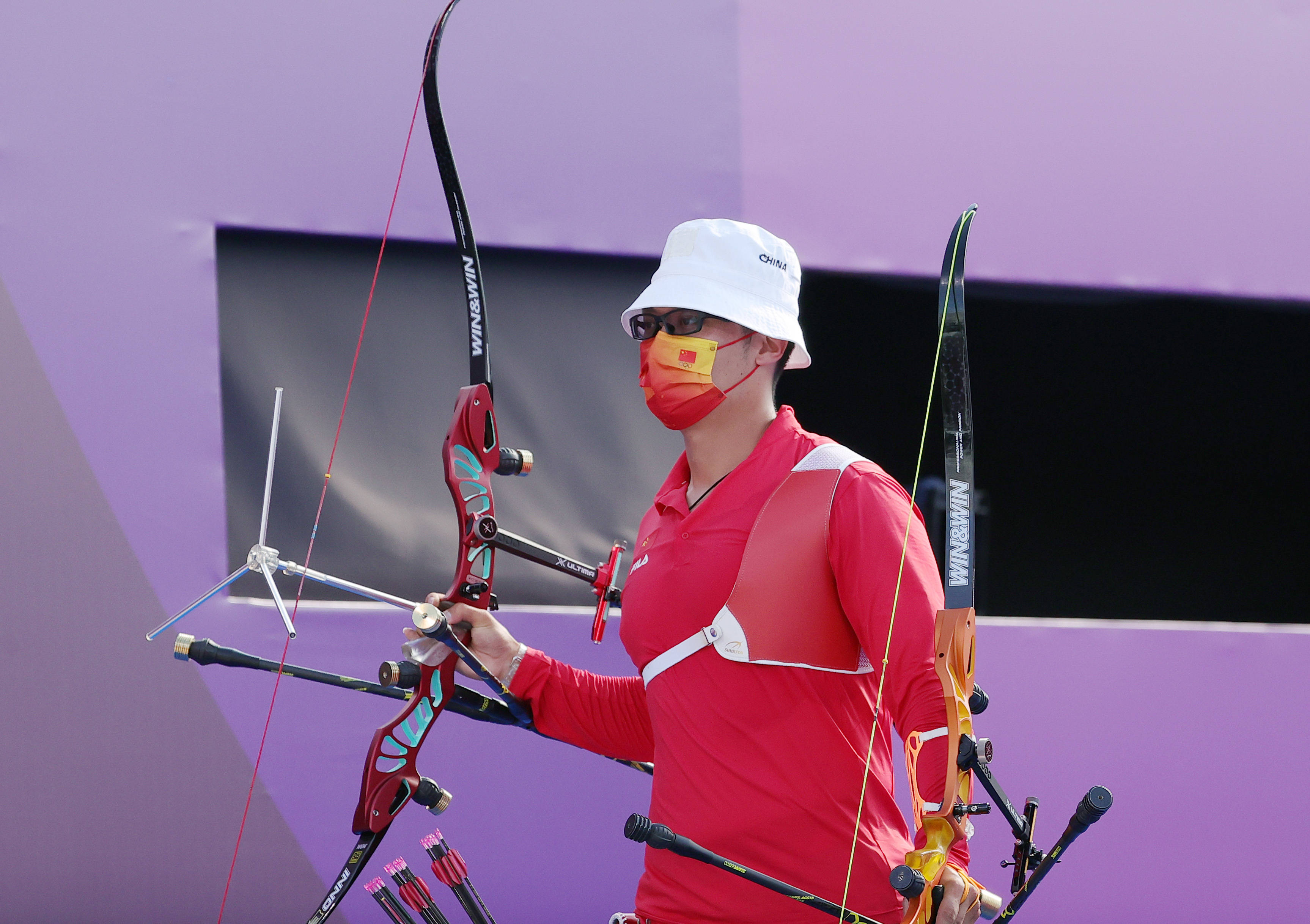 射箭比赛中选手们专注发挥实力拼搏