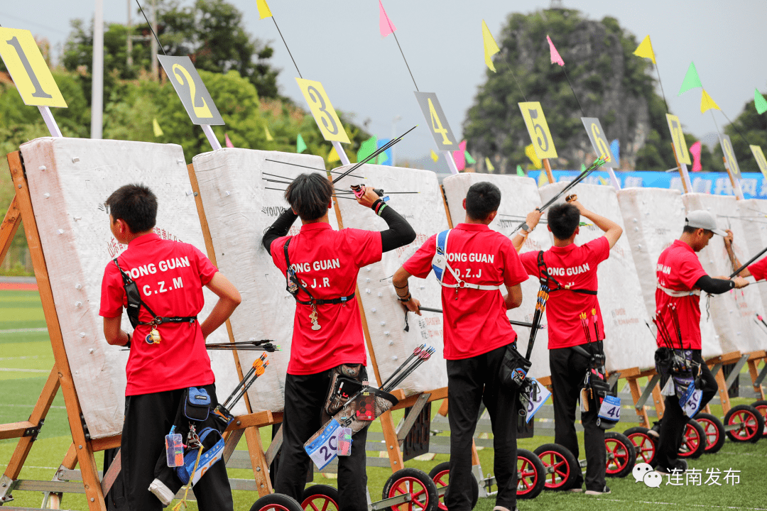 射箭比赛中选手们专注发挥实力拼搏