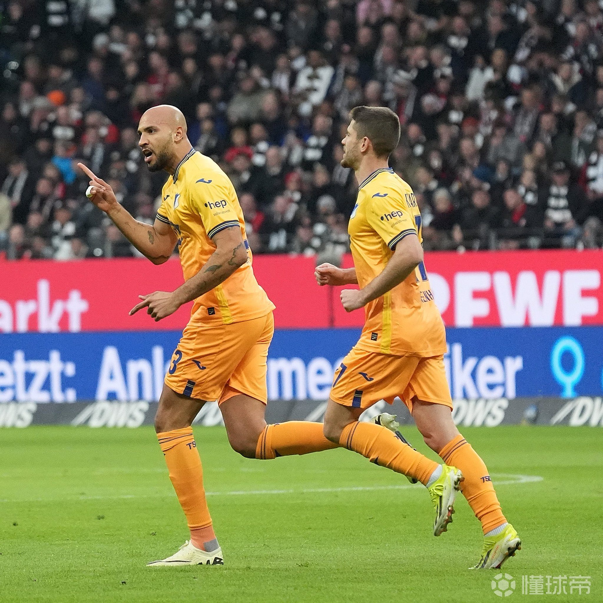 包含霍芬海姆队出征客场，决心力保榜首位置的词条