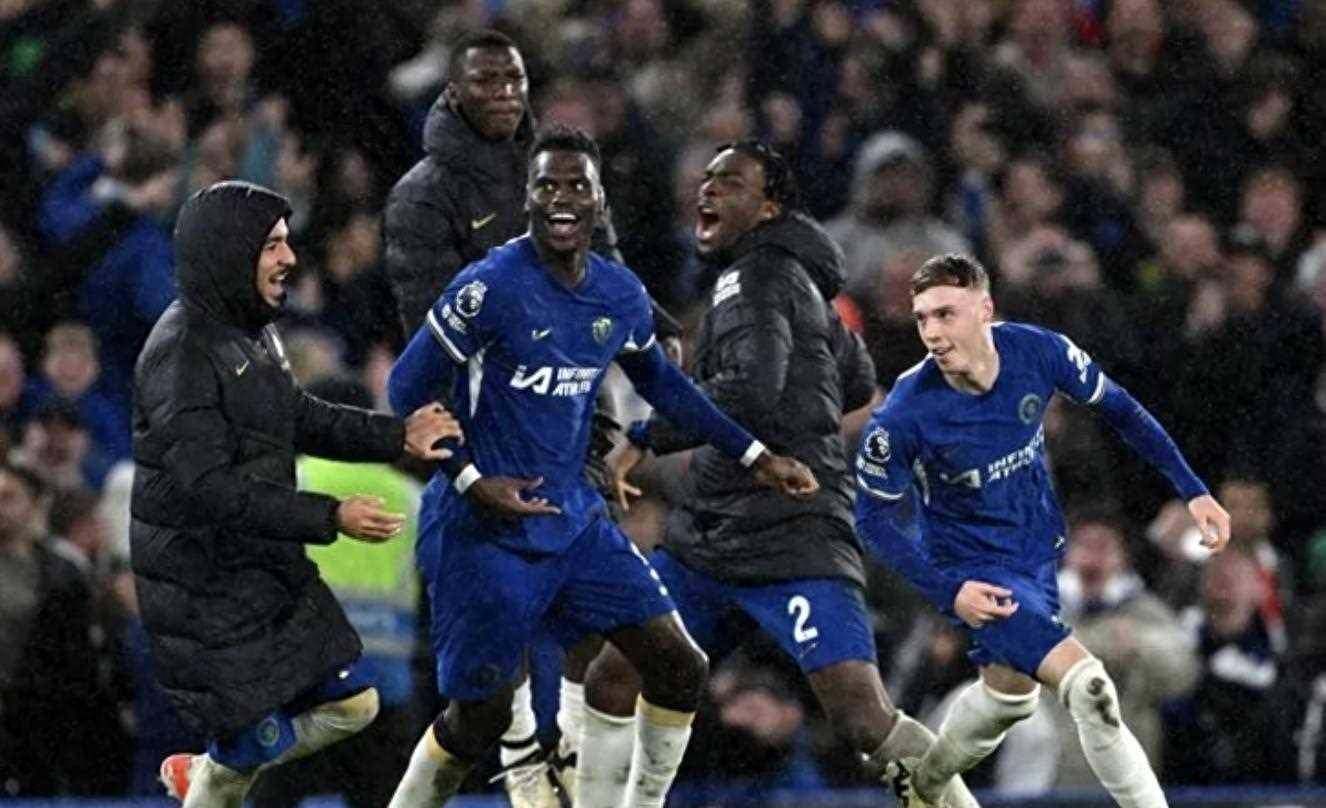 包含切尔西教练批评裁判判罚不公，称足球需要公正的词条