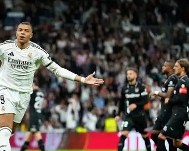 球队关键时刻表现出色，逆转胜利