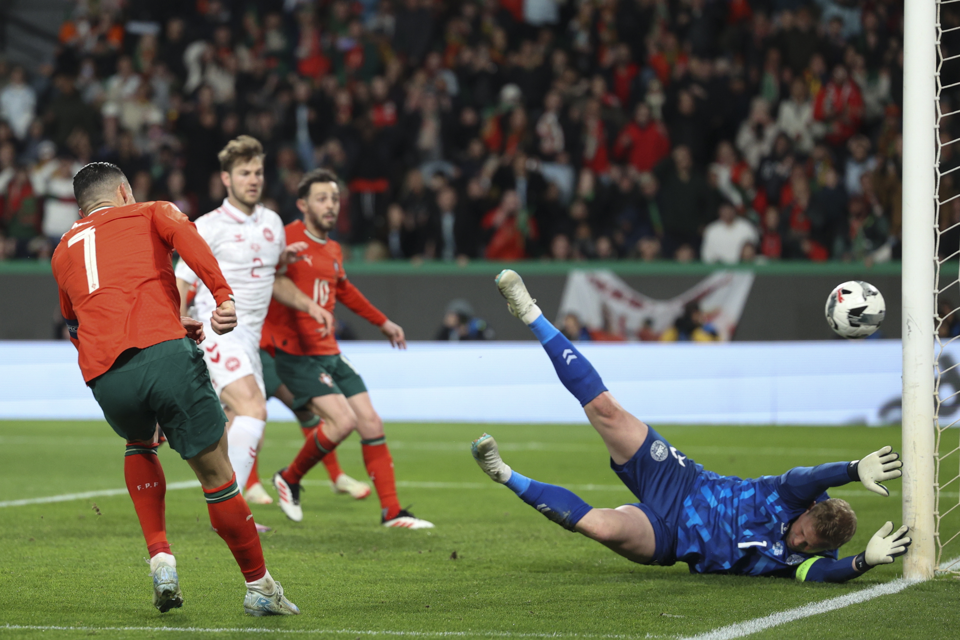 包含葡萄牙与荷兰在足球竞赛中决战，最后葡萄牙胜出的词条