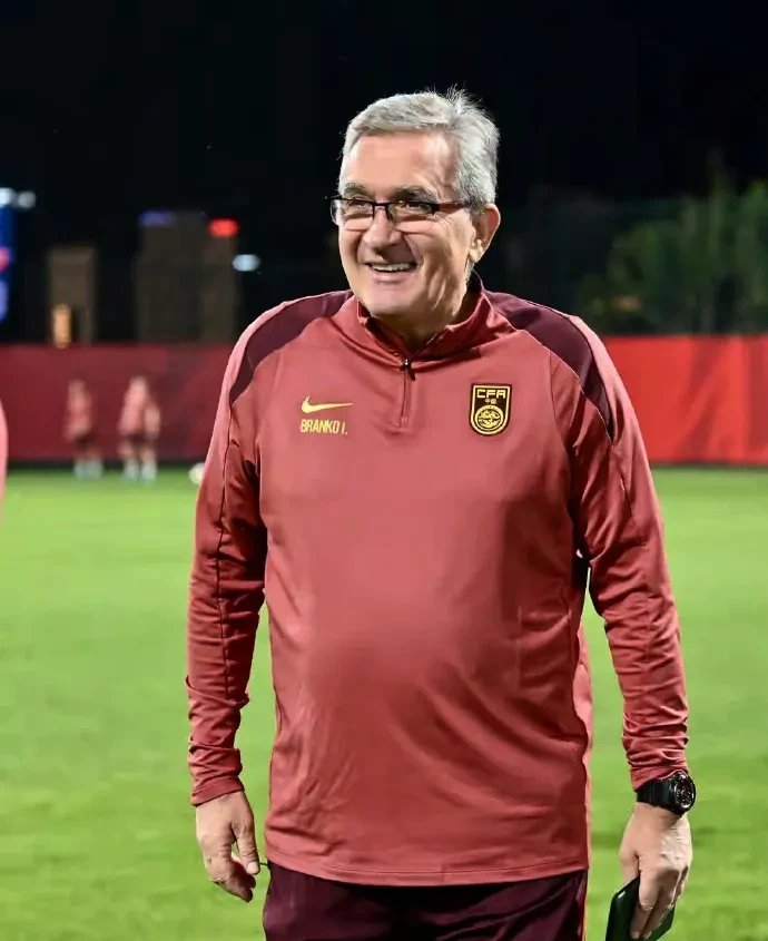 包含尼斯足球俱乐部士气高涨，球员斗志昂扬的词条