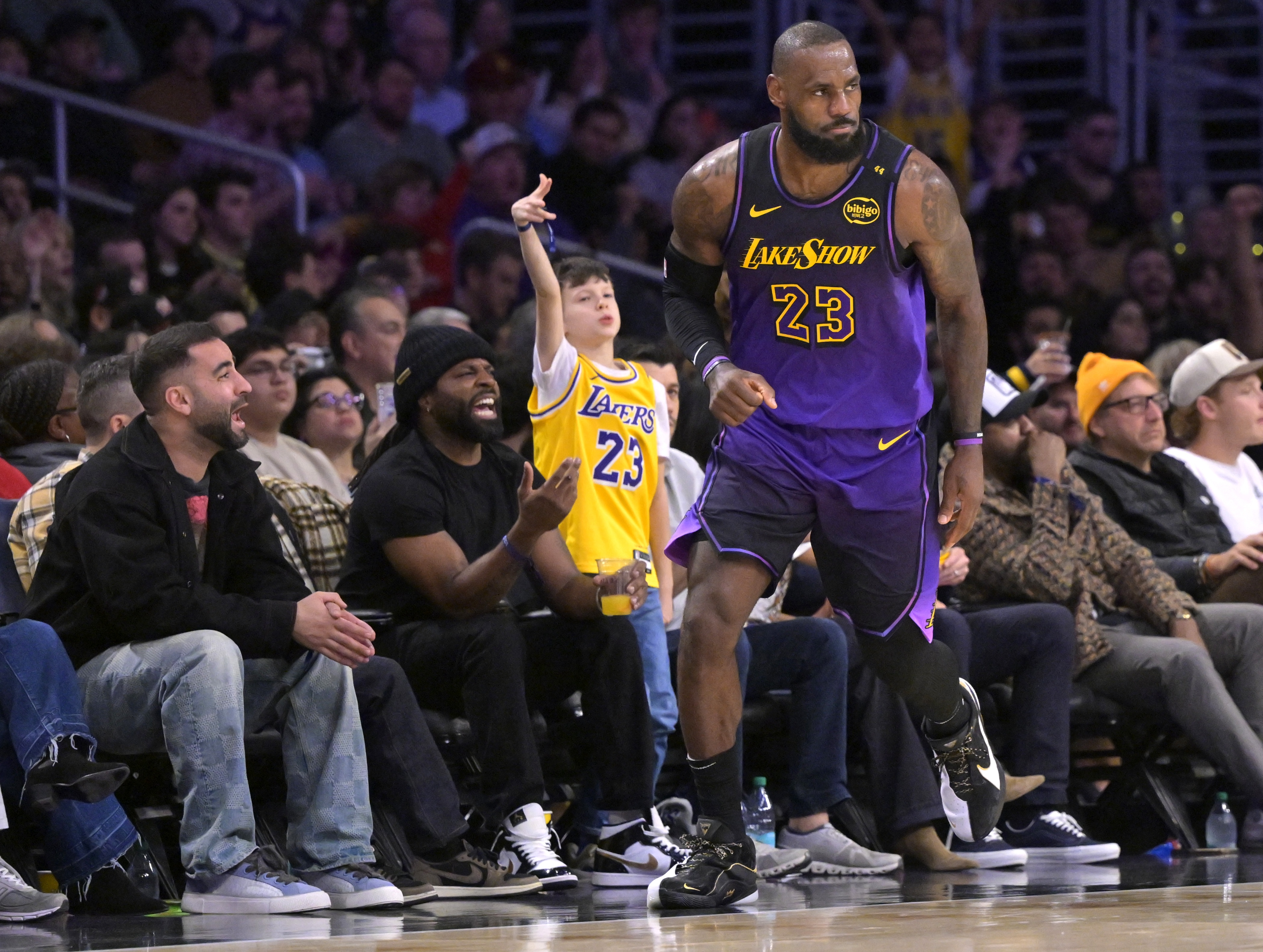 球员个人能力爆发，为球队带来关键胜利的简单介绍