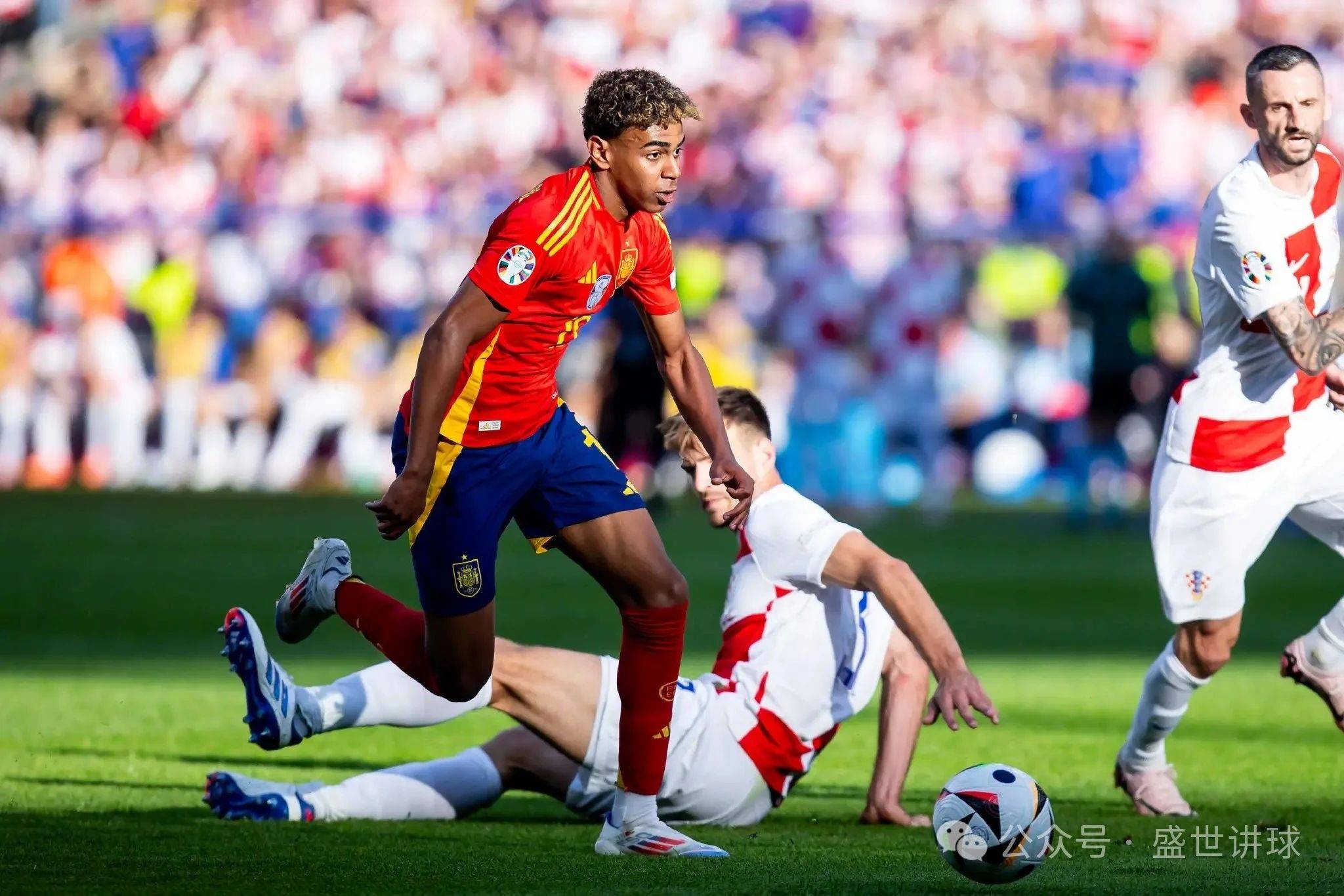 包含足球盛事激发热情，球场的争夺激烈有趣的词条