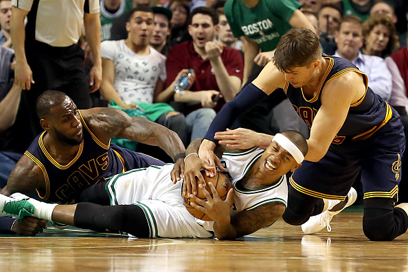 包含EG碾压RNG，ShowMaker团战一打五焦点之战小组赛，锁定晋级资格的词条