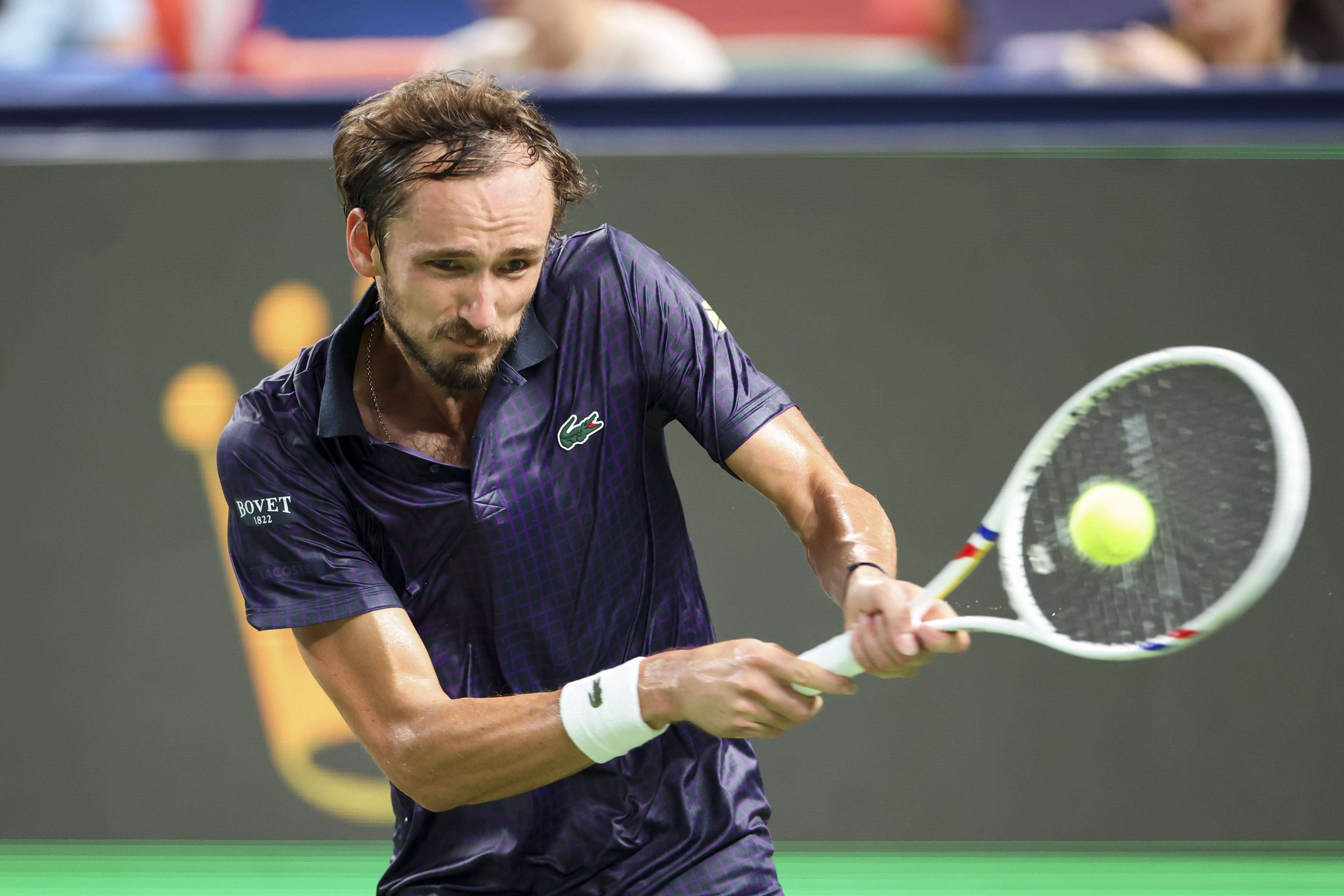 包含欧洲网球队险胜英国网球队，梅德韦杰夫绝境逆转的词条