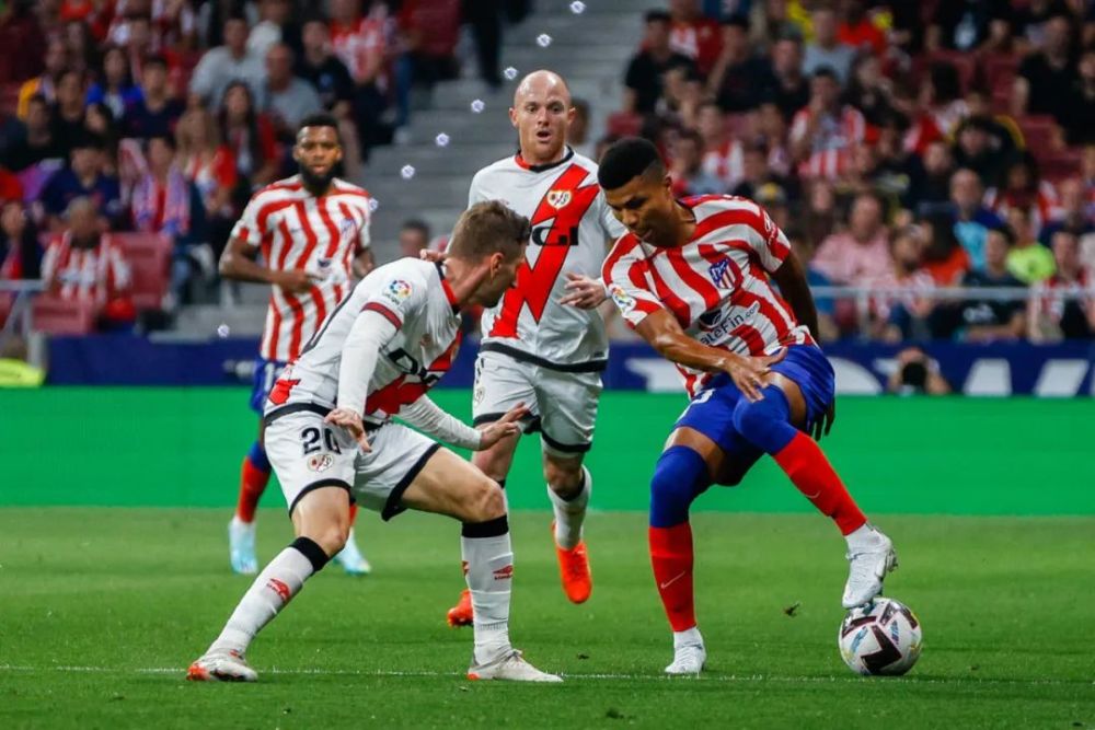 巴列卡诺队员疑似因伤退出比赛！