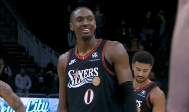 包含雄鹿核心球员得分爆发，率领球队轻松击败对手的词条