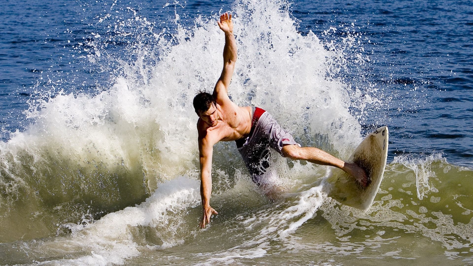 赛道与城市，当F1街道赛的狂想曲遇见比利时节奏与毕尔巴鄂的钢铁意志