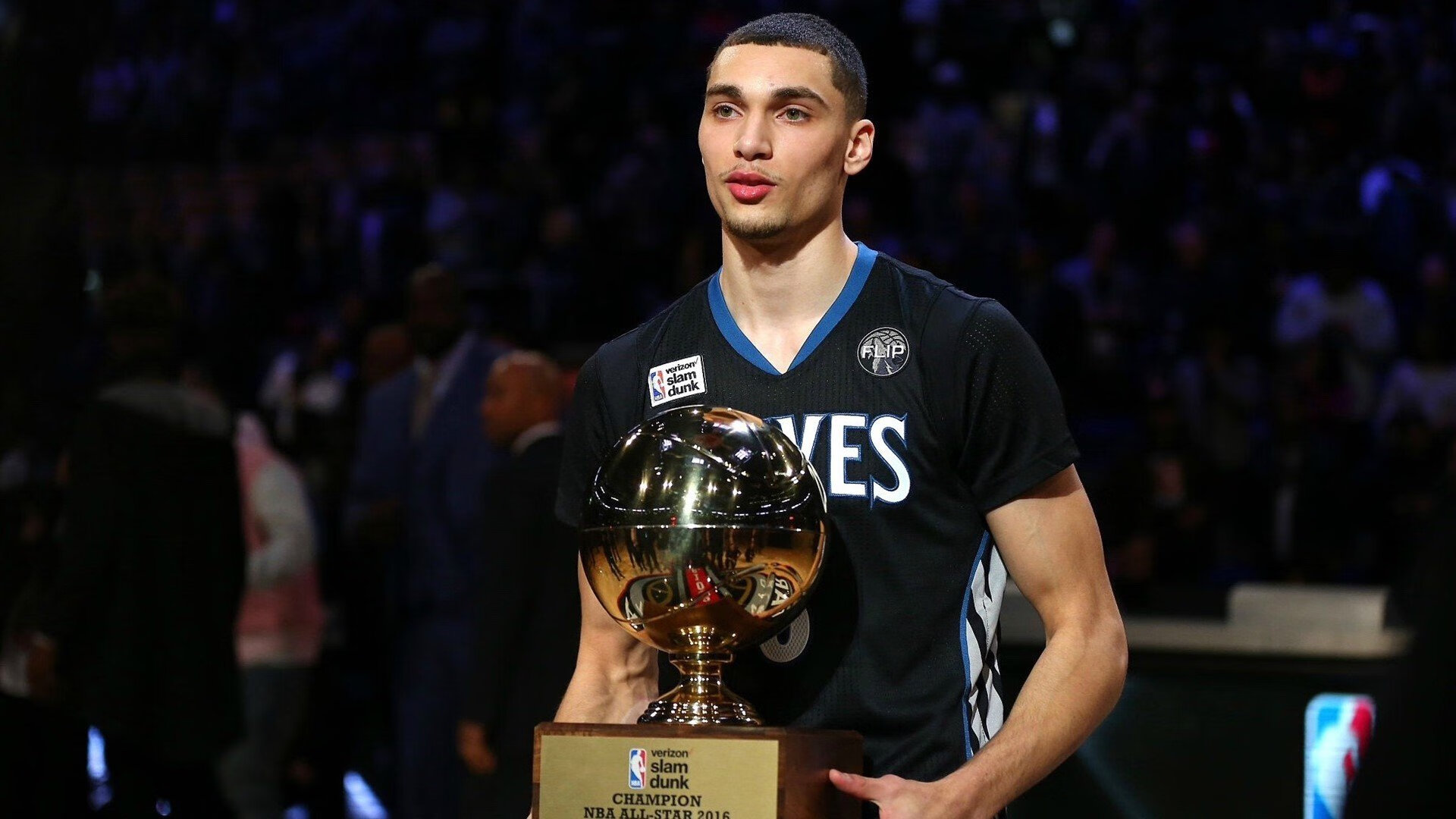 赛道上的绝对主宰，范弗利特在F1新赛季揭幕战之夜让对手陷入无解困境